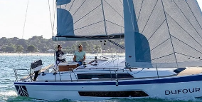 Dufour37是一艘高性能家庭帆船拥有宽敞的户外生活空间