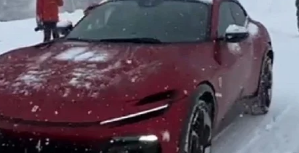 法拉利 Purosangue首次在雪地上拍摄的终极豪华 SUV