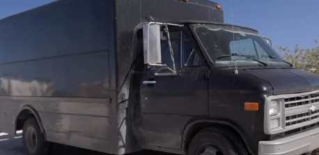 这个设计奇特的箱式卡车移动房屋功能强大且宽敞