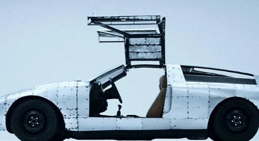 梅赛德斯-奔驰展示C 111艺术车看起来布满弹孔