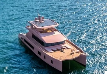 VisionF80双体船采用定制粉色油漆看起来就像芭比娃娃的梦想游艇