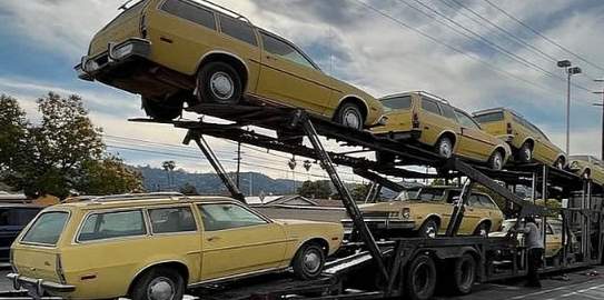 大量六辆黄色福特Pinto货车表明人们会收集任何东西